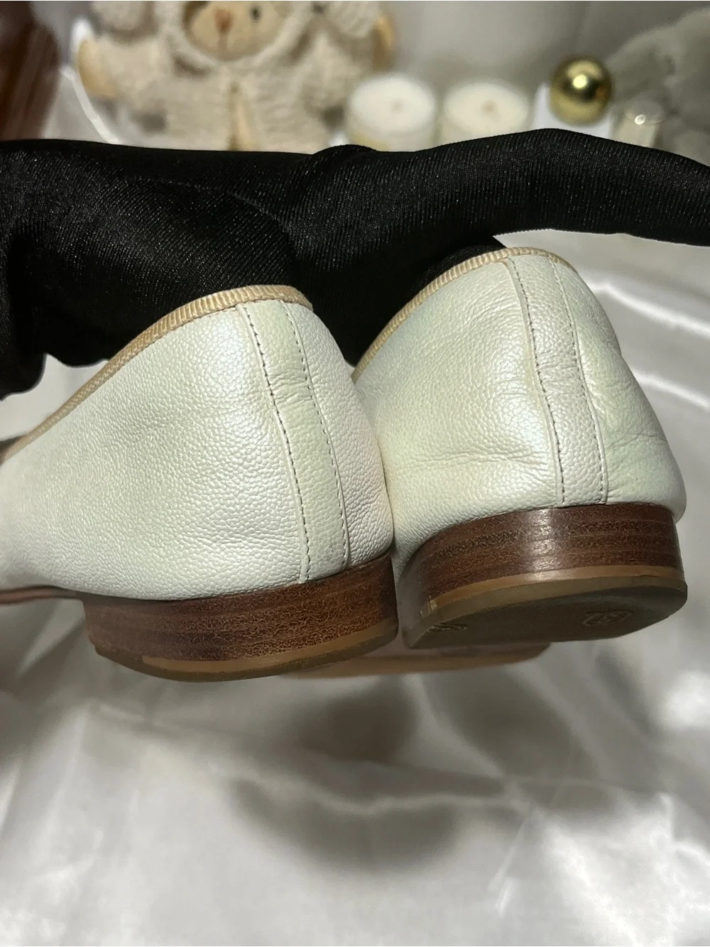 CHANEL white caviar Leather Ballet Flats with Bow and CC Logo